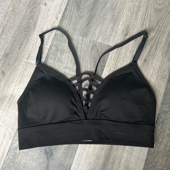 NWOT Victoria’s Secret Sport Strappy Triangle Seamless Bra, Black - Picture 4 of 8